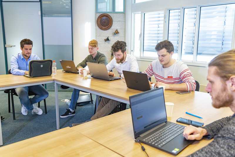 Mbo-studenten volgen klassikaal een les