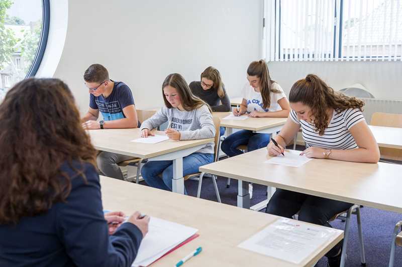 Mbo klaslokaal met leerlingen die examentraining volgen